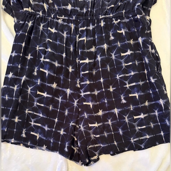 Evereve Black and White Patterned Top - Picture 11 of 11